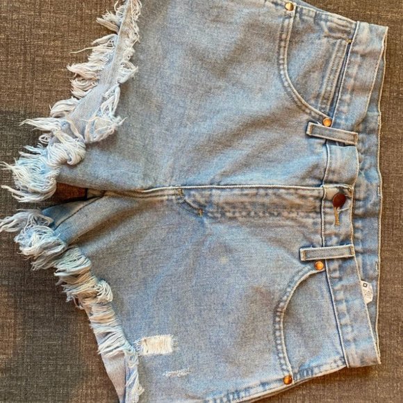 Wrangler Women's Reworked Shorts - Size 28 - Picture 3 of 5